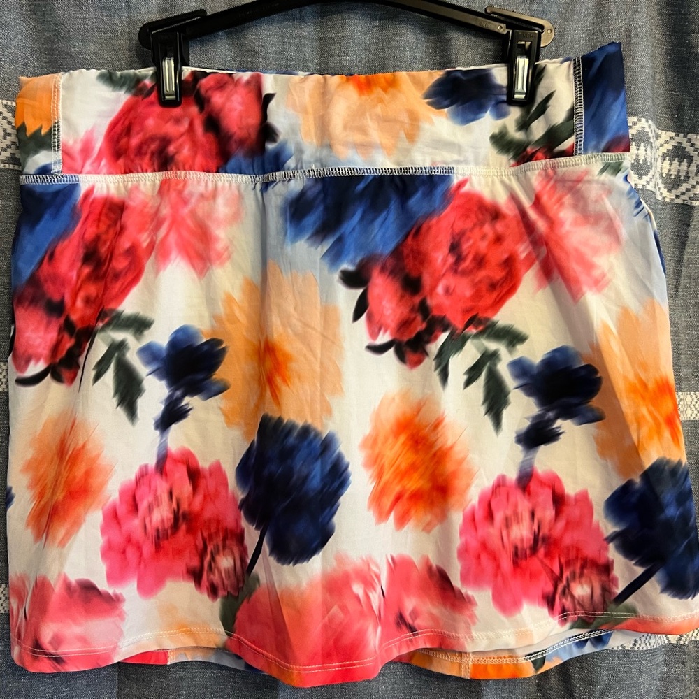 MARIKA Ocean Wave Blurred Floral Skort Large Only worn once. - Picture 3 of 4
